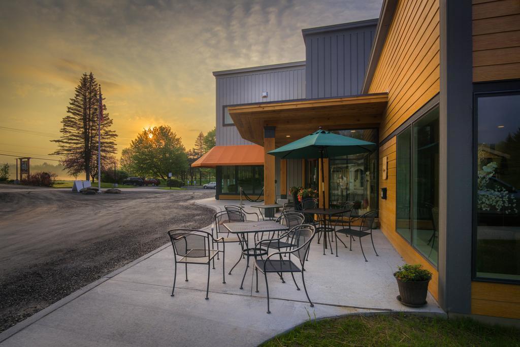 Sun & Ski Inn And Suites Stowe Exteriör bild